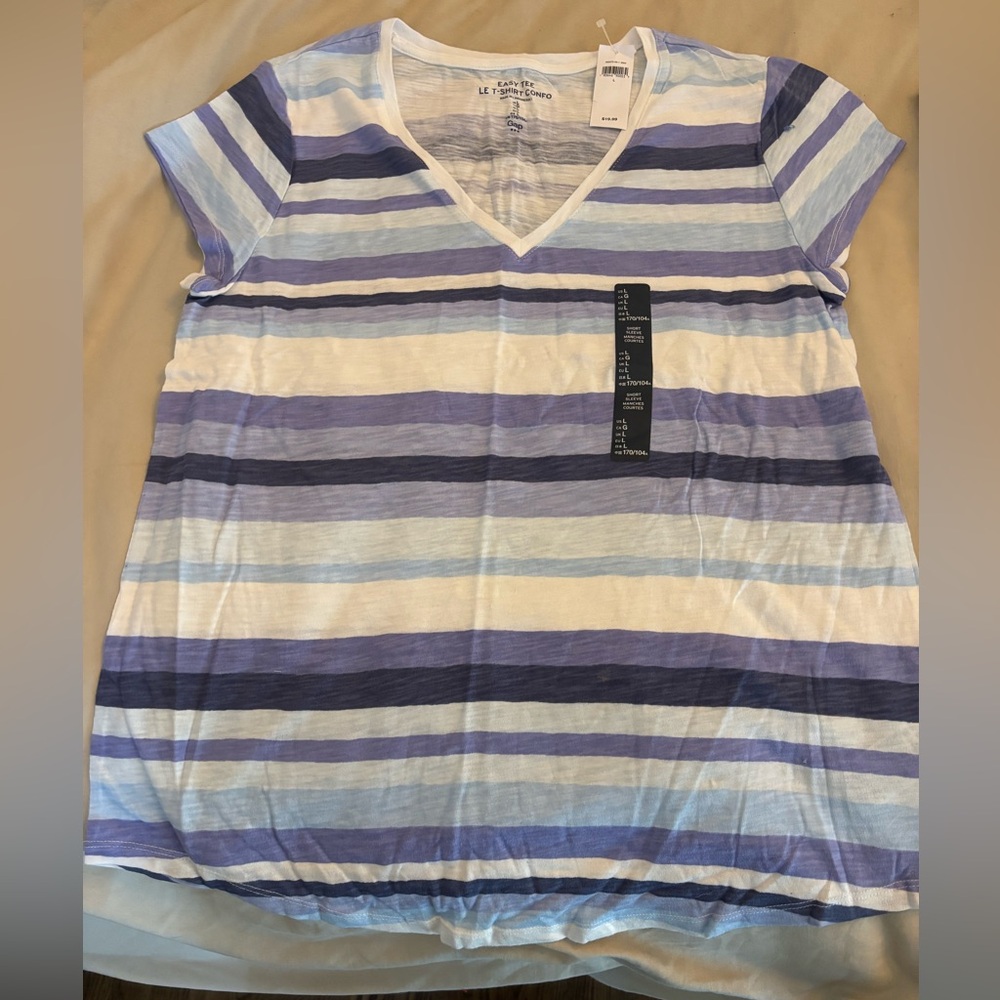 GAP - Striped V-Neck T-Shirt - New with tags 🤍🩵